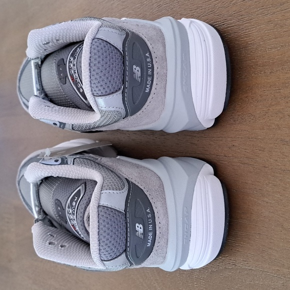 New Balance W990GL6 Running Shoe - Color: Grey/Grey - Size: 7.5 - Picture 4 of 9